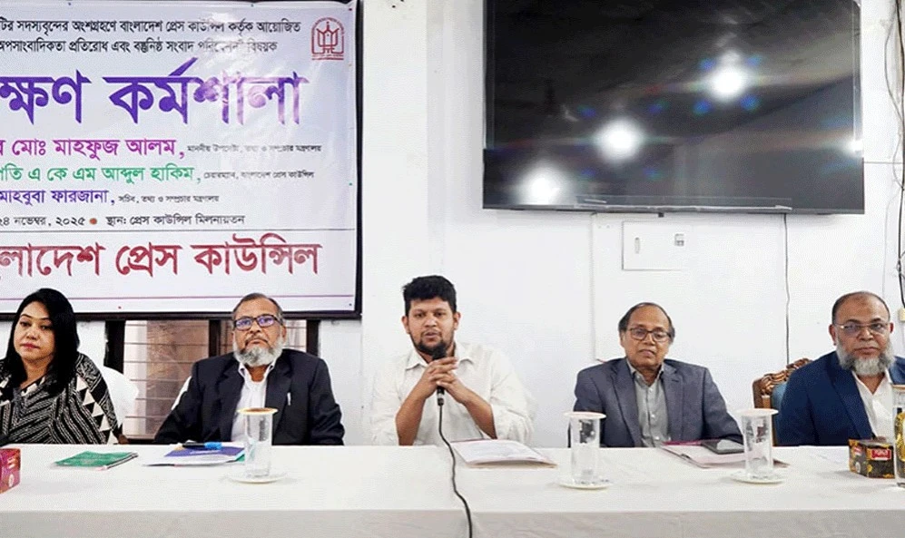 গুজব ও অপতথ্যের বিরুদ্ধে গণমাধ্যমকে শক্ত অবস্থান নিতে হবে : তথ্য উপদেষ্টা